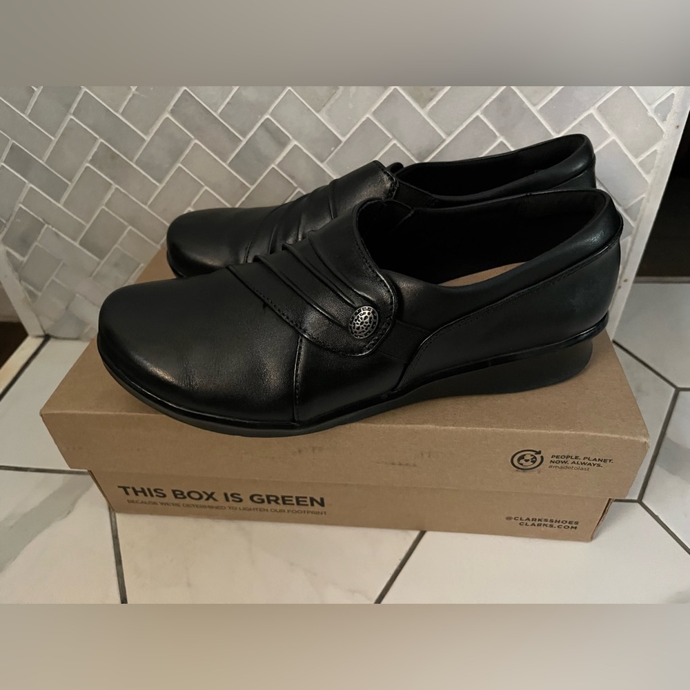 Clarks Black Leather Roxanne Loafers size 9.5 Wide